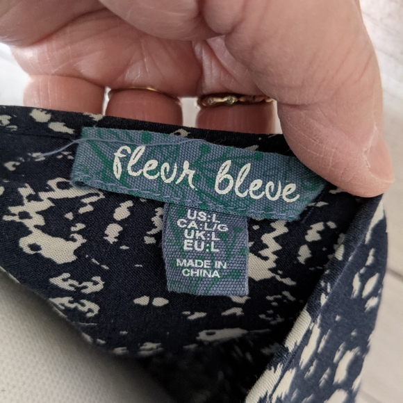 Flevr Bleve Top in size large in excellent conditi - Picture 7 of 7